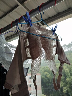 内衣质量还不错，很柔软很舒服，只要选对杯罩和文胸款式就好，我是选择罩杯比推荐的大一个杯，因为我按照推荐的B杯买，穿起来就压胸，选了C杯以后，非常舒服，没有束缚感很轻薄透气，有运费险很好，不合适可以退换。