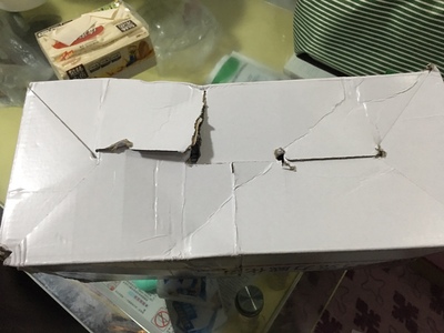 看看买的威化饼干盒子破成这样怎么送人呀！