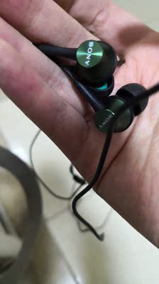 耳机兜兜转转用了很多牌子，还是索尼的最好，之前买索尼都是买的头戴式无线的，这次买了插线的，有很多款式，选这款是因为觉得价格合适，而且颜色很好看，墨绿色不会显得太大众，也不张扬，男生女生都适合，所以双十一果断下单了，音质跟索尼头戴式几千块的比当然有小差距，但是入耳真的很舒服，而且毕竟轻巧便携，可是说是灰常喜欢，好评好评啦～～