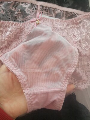 买来搭配文胸的，蕾丝挺漂亮的，就是没注意模特图是穿了双层内裤的效果，实物前边太透了 ，穿上有点尴尬啊😊，个人看法，感觉前边部位再加点蕾丝花纹或者做成双层纱稍微遮挡一下会好很多。