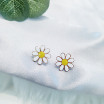 Little daisy earrings cute hypoallergenic flower earrings Korean temperament Mori petals titanium steel earrings Net red super fairy