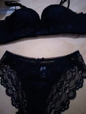 穿起来很性感，很聚拢哦，准备再买一个回购的哈哈，特别喜欢，同事和我要了链接也要一起买的