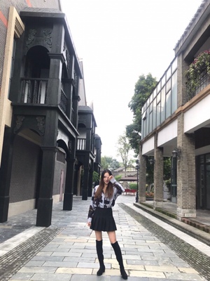 Stuart&nbsp;Weitzman是我很喜欢的一款牌子，几乎家里全是，这次又入手了一双，没有失望，2.5是对我比较合适的跟，穿起来就舍不得脱下了，主要靴子既能瘦腿又能拉长腿还不磨脚，简直就是我们女孩子的福星呐，巨爱！！