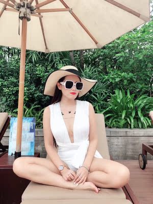 这个泳衣喜欢了很久，终于大胆的穿了一回，真的是太性感了，而且卖家还送了胸垫哦