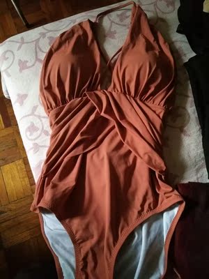 泳衣是我想要的款式，物流也很给力，赞一个。