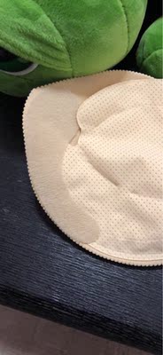 不知道为什么内衣没有袋子装一下，侧翼有透明袋装，试了一下，还是有点效果的，就是一开始使用指定不太习惯，得多练习几次，侧翼的胶还挺粘的，还没有一直穿过，不知道一直穿的话会不会掉