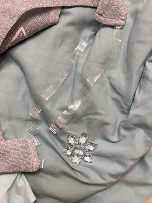 与图片不符，没有珍珠，并且冰花如何安放上去呢？根本放不上去