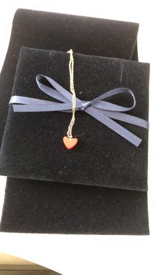 挺精致的一条项链，唯独不足之处就是红珊瑚不是天然的而是合成的。