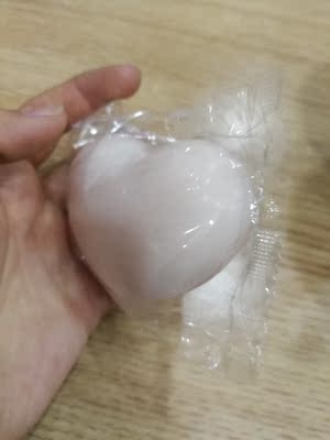 第一:没有其他评论的那么夸张,颜色特别淡,不是特别粉,但形状确实挺可爱的。第二:味道没有其它评论那么夸张,一股淡淡的香味,还不错。卖家人不错,先用着,有效果过来追评。包装的特别好。好评! 第一:没有其他评论的那么夸张,颜色特别淡,不是特别粉,但形状确实挺可爱的。第二:味道没有其它评论那么夸张,一股淡淡的香味,还不错。卖家人不错,先用着,有效果过来追评。包装的特别好。好评!