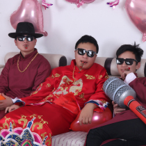 Wedding Groom to pick up the game Punishing Props Yelling Singing Emulation Big Microphone Mike Whole Demagogue