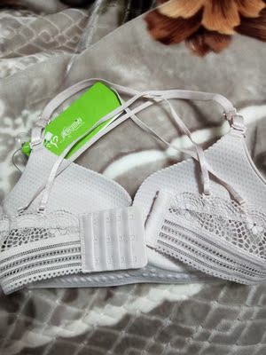 内衣收到了,摸着手感很好,超级柔软的,颜色也很正,款式好看,还可以美背穿法,试过了很聚拢,很喜欢,打算再入手一件其他颜色。灯光下颜色没有实物好看。喜欢 内衣收到了,摸着手感很好,超级柔软的,颜色也很正,款式好看,还可以美背穿法,试过了很聚拢,很喜欢,打算再入手一件其他颜色。灯光下颜色没有实物好看。喜欢