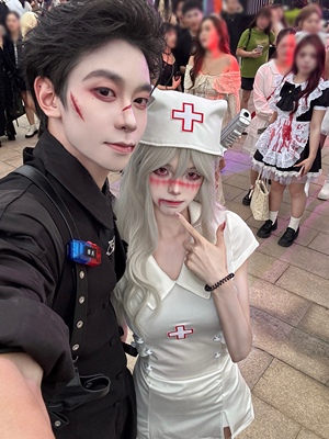 衣服质量一般 很透 但是很有弹力 我可能太瘦了 腰线恰的不是很好 后面那根带子跟装饰一样 有点松垮 肩膀袖口也很大 腋下镂空抬手就能看到内衣的 我照片里的是买了别针把腰那边收紧了 拍照好看的 不介意的话可拍