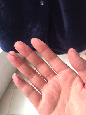 刚收到就扔洗衣机了,晒得时候粘了一手毛,双12买的,现在一月中了还没穿过,不知道回头再洗还掉不掉毛叻,衣服做工是还不错,摸得也软软的,但是不厚,相对我其他珊瑚绒的睡衣要薄一些,喜欢宽松买的大件,颜值加分吧,刺绣图案是另外缝上去的 刚收到就扔洗衣机了,晒得时候粘了一手毛,双12买的,现在一月中了还没穿过,不知道回头再洗还掉不掉毛叻,衣服做工是还不错,摸得也软软的,但是不厚,相对我其他珊瑚绒的睡衣要薄一些,喜欢宽松买的大件,颜值加分吧,刺绣图案是另外缝上去的