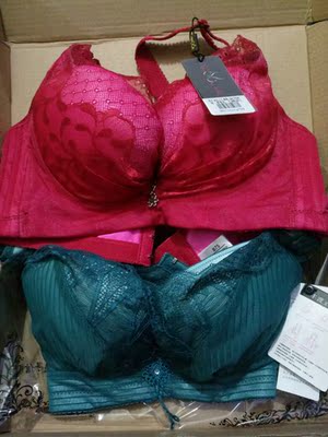 之前买了两件，穿着挺舒服的，就又买了两件，不过这次的A款的吊牌和之前买的不一样，这个是别针 其他的都是绳子的吊牌 不过质量一样的。挺不错的