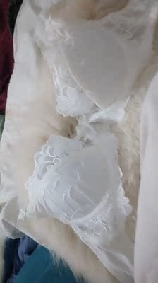 文胸很薄,不是特别显胸,对小胸不是很友好,布料有点硬,但是设计是真的好看,颜值高。罩杯偏小,特意买大了一号还是偏小。 文胸很薄,不是特别显胸,对小胸不是很友好,布料有点硬,但是设计是真的好看,颜值高。罩杯偏小,特意买大了一号还是偏小。