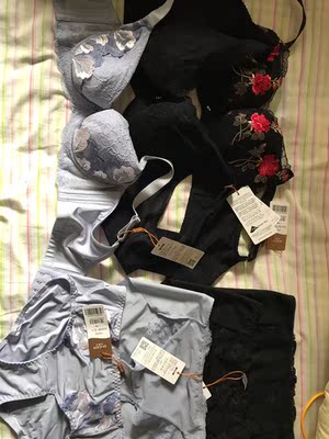 红色玫瑰花这款拍的时候配套的内裤没有码了,等下次再买吧!其他都很满意 红色玫瑰花这款拍的时候配套的内裤没有码了,等下次再买吧!其他都很满意