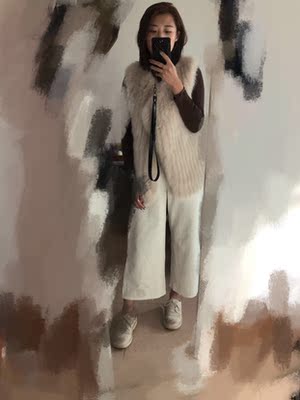 我觉得是超级百搭的 而且毛毛很顺滑 不会有很假的感觉 把最近穿的全部搭了一遍 抽了几张送上来供参考~ 我觉得是超级百搭的 而且毛毛很顺滑 不会有很假的感觉 把最近穿的全部搭了一遍 抽了几张送上来供参考~