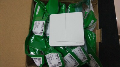面板和插座收到了，型号和数量完全正确，一个不多一个不少。感觉施耐德的做工还是不错的。每个插座面板用塑料袋单独包装，不像西门子每个都有一个纸盒子。每个类型的插座和面板都拆开了一个来检查，开关面板的手感还是不错，取下来很方便，不需要专门的工具，以前用的面板需要一字改刀才能撬下来。希望插座面板内部不要有什么问题。