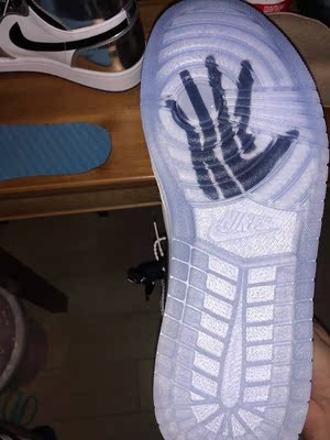 鞋子很棒无色差，皮质很好，摸起来也很光滑，应该是正品的