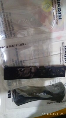 不要贴在墙上，会把粉沾掉，很难看。瓷砖或者门等光滑物体上，手机不会掉，推荐买长方形条的，里面有固定，弧形的太容易变形了。