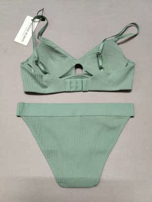 这是在Yoyo家买的第四套内衣了，每一套都非常满意。原以为薄款不适合飞机场，这个梗在这里破了，哈哈、虽然这款是很薄，也没有调整、塑形等功能，但穿着炒鸡舒服，零负担零压迫，颜色也好看。还会继续光顾哒！