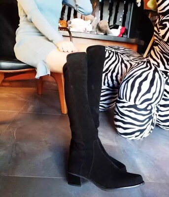 果然没有让我失望，穿上去感觉自己腿长有两米，哈哈哈~ 鞋头很有型，帅气，不是那种臃肿的效果，超级棒！从质感到舒适度到上脚效果，简直无可挑剔的了，还不掉筒，细节方面也处理的很好，很nice！