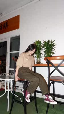 鞋子质量很好，做工精细，穿着合脚，很轻盈走路很舒适，版型百搭流行，点赞