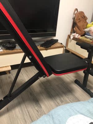 哑铃凳到的很快，可以随意折叠，也不占地。不用的时候还可以用来堆衣服。凳子很稳，可以用来练哑铃还有仰卧起坐。