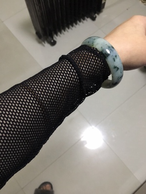 收到衣服试了一下，不扎肉，挺好的，买来打底穿的故意买宽松点的