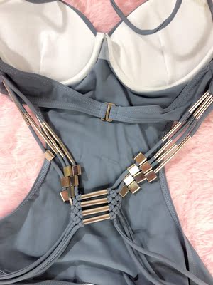 这套泳衣我真的超级爱,男朋友说很吼看,这个链条可前可后特别棒,而且我游泳洗完都没有生锈什么的,然后就是遮肚子不显肉肉,卖家态度超好的,满意 这套泳衣我真的超级爱,男朋友说很吼看,这个链条可前可后特别棒,而且我游泳洗完都没有生锈什么的,然后就是遮肚子不显肉肉,卖家态度超好的,满意