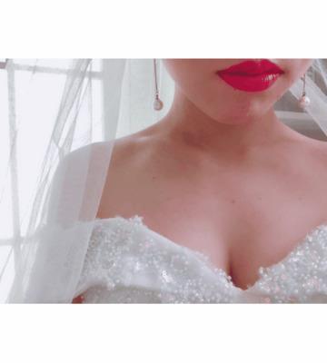 臭美了。买到了非常喜欢，这个价格很值。罩杯的设计很有意思，款式也好看，布料很轻薄，摸着也挺舒服的，按平时的码数买了，穿上了尺码不大不小刚刚好，两边副乳收的不错很集中，胸部都变大了不少。内衣真心不错，穿着舒服，不掉哦，包装非常细心而且隐私保密，做工都非常精致，特别适合露肩的衣服，或者是穿婚纱摄影都非常好，主要还是舒适不掉，怎么跳都可以哦，宝贝收到了，买来拍艺术照的，真的很合适，码数准，聚拢效果很好，小胸都可以有沟，而且不会掉，穿一天也不觉得不舒服，很满意。不错不错，买来拍婚纱照用挺好的，穿一天蹦蹦跳跳也不会掉，防滑效果很棒。文胸有插片效果不好就用插片可以起到托胸效果，设计挺好，有它就不担心肩带的烦恼啦！收到货后迫不及待的试穿一下，真的很舒服，不紧绷，也不会掉，聚拢效果非常好，这是我网淘最成功的一次朋友给安利过来看的，她说这款