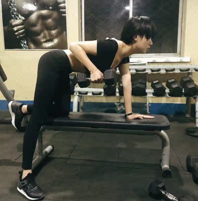 刚收到快递就迫不及待的穿到健身房了，面料很光滑，贴身但是没有紧绷束缚的感觉，也很修饰体型，透气感强，穿着这样的塑身衣健身真是提高健身质量和去健身房的次数，准备在回购一个运动背心，真的是平价中的高端健身服了[强][强][强]