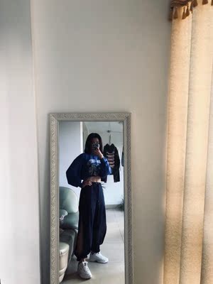 很不错 显瘦 好看还便宜 特别喜欢 本来是穿来上舞蹈课的 感觉这么日常穿也很nice