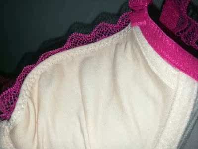 第一感受：麻麻再也不用担心我被人嘲笑平胸了😂这个真的超级聚拢超级聚拢超级聚拢❗️❗️❗️变平原为山丘；感觉还可以塑形+防止下垂。而且动的时候也不会移位。两款的使用感受都很好！（会比普通的文胸重，但是我觉得可以接受） （唯一的缺点，也能是我买小了？感觉有点紧😭😭😭）