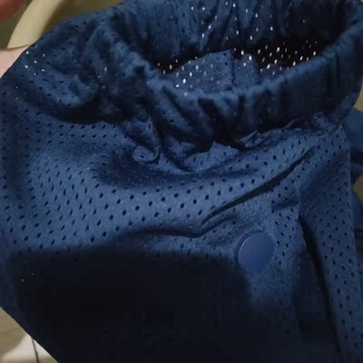 整体都是微透的小孔，不过从腰至大腿多块布，不会露内裤。每个扣子都可以开 质量很好，夏天穿也不怕热