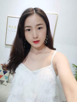 泳衣质量挺好的，感觉穿起来好仙呀哈哈哈，后背很好看，做工各方面都挺不错的，我很满意