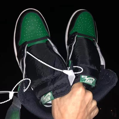 鞋子很好看 卖家态度很好 快递也很快 很喜欢