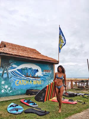 嗯～比较偏运动的款式，而且亮点都在背面。一般海浪较大的时候，我都会选择背部交叉绑带的比基尼，因为很安全不用担心肩带移动。裤子的皱褶设计也很心机，yukari的裤型都很棒，独特的剪裁，很适合亚洲人的身材，穿上就会有效果。好评！期待双12新品上市。