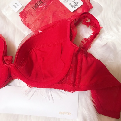 抱着买红内衣过本命年的心态种草了黑色的这个,也不知道本命年能不能穿黑色这套,真的要赞一下这家的服务态度,推荐尺码的时候很负责,客服推荐的尺码是75D或者75E,想着在减肥就买了75D,还是稍微有点罩不住,拉一拉还好,希望减肥成功了穿的刚刚好。还送了替换的肩带,推荐了,穿的好的话会回购的 抱着买红内衣过本命年的心态种草了黑色的这个,也不知道本命年能不能穿黑色这套,真的要赞一下这家的服务态度,推荐尺码的时候很负责,客服推荐的尺码是75D或者75E,想着在减肥就买了75D,还是稍微有点罩不住,拉一拉还好,希望减肥成功了穿的刚刚好。还送了替换的肩带,推荐了,穿的好的话会回购的