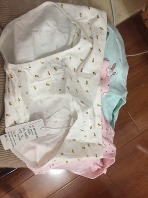 档位没有防污贴，但目测是干净的，手感挺好，就是新的有味道～三条内裤只有一条有标签，应该是三条装都这样～物流挺快，现在孕后期以前的内裤都穿不上了，试试南极人的孕妇内裤～总体好评