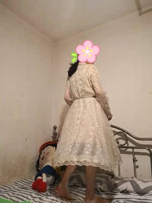 很美的裙子，感觉自己就是小仙女～  感觉真实的颜色要偏米黄一些，但是也很好看～ 还有一个小问题，难道就我一个觉得脖子地方的纱有点扎吗？😂😂😂 然后我就把纱剪了留了蕾丝，就不扎啦～
