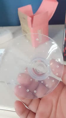 还有二十几天预产期。随便逛看到这个神器。看看评论里买家秀感觉特别实用马上就下单了。快递挺快的就到手了。昨晚试了一下吸得挺紧的。还有点疼。不知道以后孩子吃上是啥感觉。我觉得最起码比这样直接接触皮肤的要好。想想被吸吐露皮就疼。。先备一个。用上再来拍 还有二十几天预产期。随便逛看到这个神器。看看评论里买家秀感觉特别实用马上就下单了。快递挺快的就到手了。昨晚试了一下吸得挺紧的。还有点疼。不知道以后孩子吃上是啥感觉。我觉得最起码比这样直接接触皮肤的要好。想想被吸吐露皮就疼。。先备一个。用上再来拍