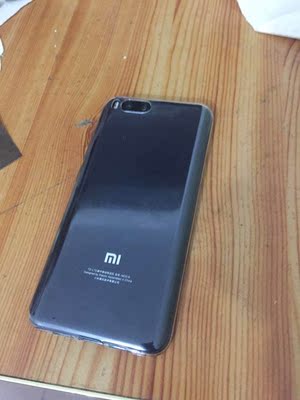 手机壳子很漂亮，透明的，和手机贴的很紧。手感不错。看起来上档次。