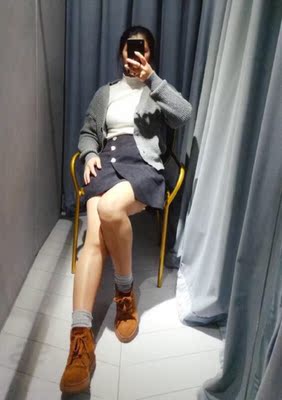 这款喷雾脱毛非常干净不留痕迹，喷上去直接拿纸巾一抹，等十几分钟就可以脱了，一点都不费时超级方便的，这个用着也不刺激皮肤不过敏，也不会出现不良的反应，这点非常好，用在腿上的，拿纸巾就可以擦掉，很方便。