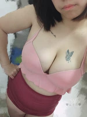 单穿有点露,不介意就行~很好看,很喜欢,160,120斤肉肉的我能穿下,外衫对于我来说能穿,但感觉有点小了 单穿有点露,不介意就行~很好看,很喜欢,160,120斤肉肉的我能穿下,外衫对于我来说能穿,但感觉有点小了