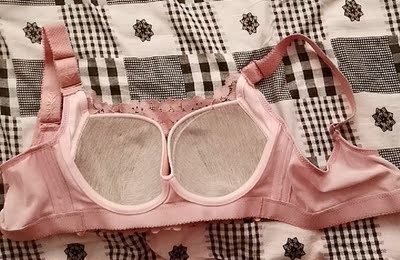 罩杯不厚,肩带够宽,后带也宽,穿着舒服不嘞,里衬是棉的,抹胸式的也好看,很不错,价格也比实体店优惠。 罩杯不厚,肩带够宽,后带也宽,穿着舒服不嘞,里衬是棉的,抹胸式的也好看,很不错,价格也比实体店优惠。