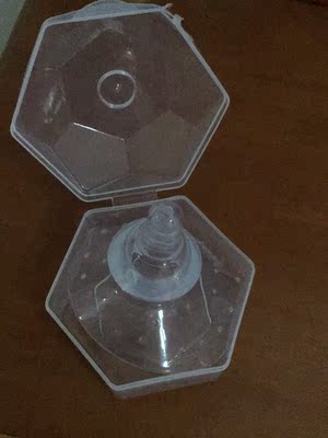 宝贝很好用,宝宝也喜欢用,因为乳头较短宝宝吸奶很费劲又吃不饱,自己喂奶也很头疼,无意间看到这个东西,也是抱着试试的心态,然后就下单买了这款宝贝,宝宝刚开始时有点不适应,吸了两三次宝宝喜欢用这个奶顿吸奶了,里面有说明书和使用方法特别方便,店家还送了包装盒,很方便携带和保存。。。 宝贝很好用,宝宝也喜欢用,因为乳头较短宝宝吸奶很费劲又吃不饱,自己喂奶也很头疼,无意间看到这个东西,也是抱着试试的心态,然后就下单买了这款宝贝,宝宝刚开始时有点不适应,吸了两三次宝宝喜欢用这个奶顿吸奶了,里面有说明书和使用方法特别方便,店家还送了包装盒,很方便携带和保存。。。