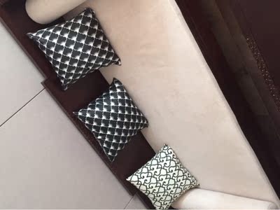 客服真的很有耐心，这一套应该是我在淘宝上买的最贵的东西了，家里人直说我胆子很大！但是收到货真的不一样，质量做工都很好，物流也很快，运输师傅很尽责，我们沙发差两公分进不去电梯，是两个师傅抬上楼的，真是庆幸楼层不高！大件运输难免磕碰，又是实木家具，我把磕碰照片发给客服，客服立马安排本地保养，我爸还顺便让把家里的八仙桌也维护了一下，虽然是自费的，但是真的很满意！这样的服务和质量，一定能长久的做下去！要非说个缺点，那就是我最后选的抱枕不太上档次，自己又重新做了，不过这都是小事情，不影响对店家的好评