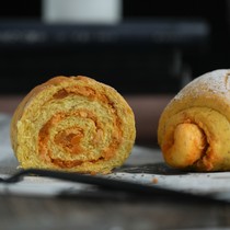 Salted egg superman Whole wheat bread Egg yolk meat floss meal replacement bread Soft European low 0 whole grain oil sugar snack Breakfast snack