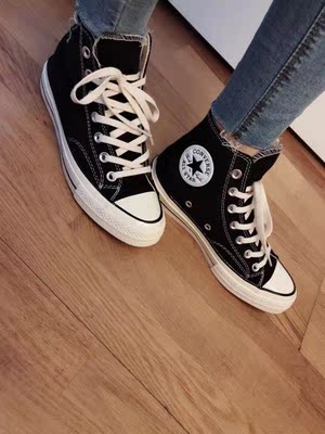 鞋子很潮，鞋底挺软，穿着很舒服，鞋面挺有质感的，看着比较高档，而且价格还不贵，真是物美价廉，尺码准确，总体非常满意，以后会关注这家店的